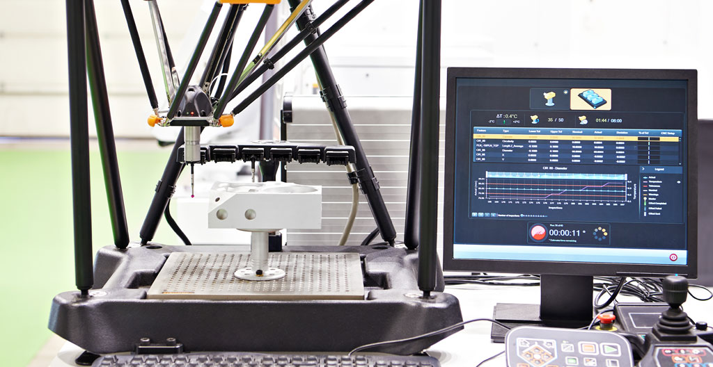 Technicien consultant les résultats de mesure sur machine de contrôle dimensionnel